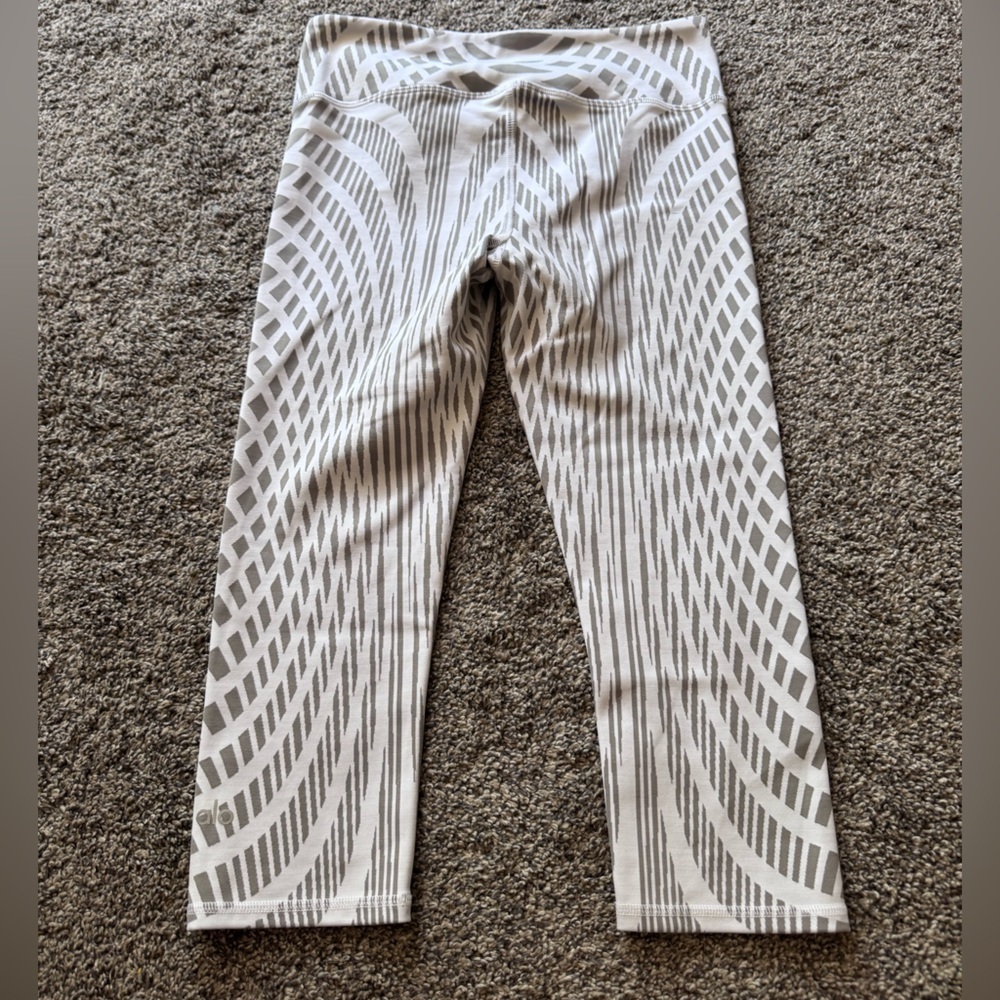 ALO Yoga Gray and White Patterned Cropped Leggings - Picture 4 of 7